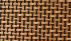 圖片只是示意圖，并不是真正的玻纖布，基本上由經(jīng)緯兩股材料交錯編織而成，經(jīng)緯的交錯間如果有空隙，就容易藏水分，所以一般會以透氣性來檢查其密合度。