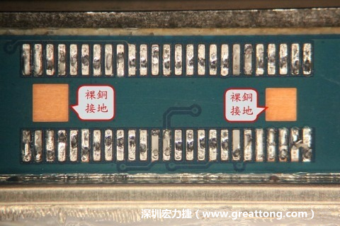 把板對(duì)板連接器全部移除，發(fā)現(xiàn)其下方板子共有兩個(gè)裸銅的方形設(shè)計(jì)。