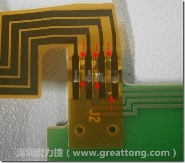 這張圖所顯示的，PCBA工廠實際進行HotBar(熱壓熔錫焊接)焊接的時候，經(jīng)常會出現(xiàn)這類焊墊之間短路的問題，下面的圖示為比較嚴重的案例，大部分都只有部份溢錫，但這對品質(zhì)信賴杜已經(jīng)產(chǎn)生了及大的為害，既使現(xiàn)在測試沒有出現(xiàn)問題，難保在高溫膏濕的環(huán)境下不會出現(xiàn)電子遷移(Electromigration)的現(xiàn)象。