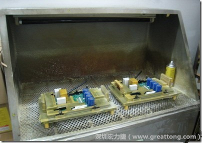 使用噴涂(Spraying)方式作業(yè)conformal coating時，需設(shè)備抽真空的設(shè)備，否則噴涂的物質(zhì)會飄散到空氣當(dāng)中，影響人體的健康。
