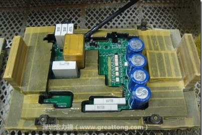 Conformal coating噴涂作業(yè)時可以使用治具把一些不可以噴涂到的地方及零件覆蓋起來，以免絕緣物質(zhì)噴涂到一些需要作導(dǎo)電接觸的地方。