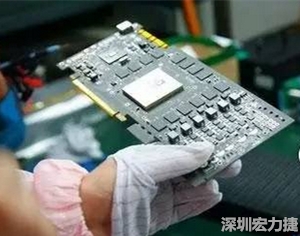 在當(dāng)前的產(chǎn)業(yè)鏈整合和協(xié)同發(fā)展創(chuàng)新的戰(zhàn)略轉(zhuǎn)型期，PCB高密度化和PCB新功能化和智能化，輕、薄、細(xì)、小的發(fā)展帶來(lái)的產(chǎn)品散熱、精密布局、封裝設(shè)計(jì)等也為上游CCL產(chǎn)業(yè)的創(chuàng)新提出了更為嚴(yán)苛的要求。