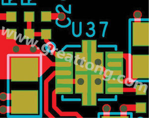 因孔徑過大，焊料沿孔壁爬溢流出