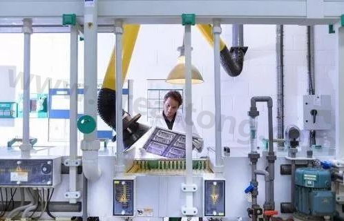 理想狀態(tài)下自動化生產(chǎn)線大約能節(jié)省傳統(tǒng)企業(yè)50%的人力成本，良率可提升至98%。