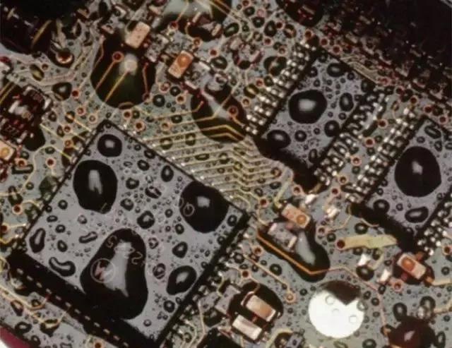 經(jīng)過(guò)涂覆工藝后的PCB，在表面形成透明的保護(hù)膜，能有效防止水珠和潮氣侵入，避免漏電和短路。