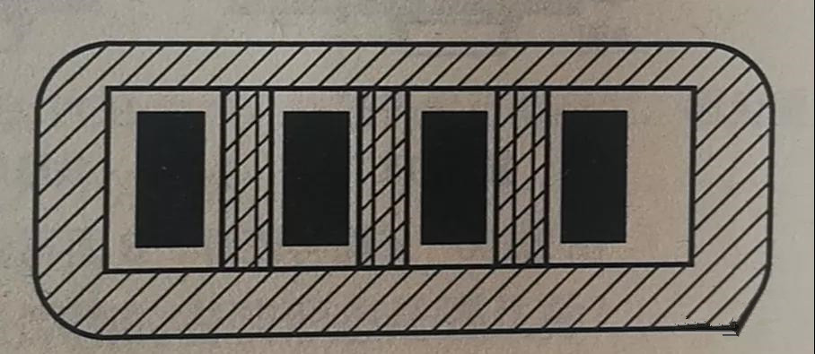 在兩個(gè)焊盤之間有導(dǎo)線通過(guò)時(shí)，應(yīng)采取PCB阻焊設(shè)計(jì)，以防止焊接短路